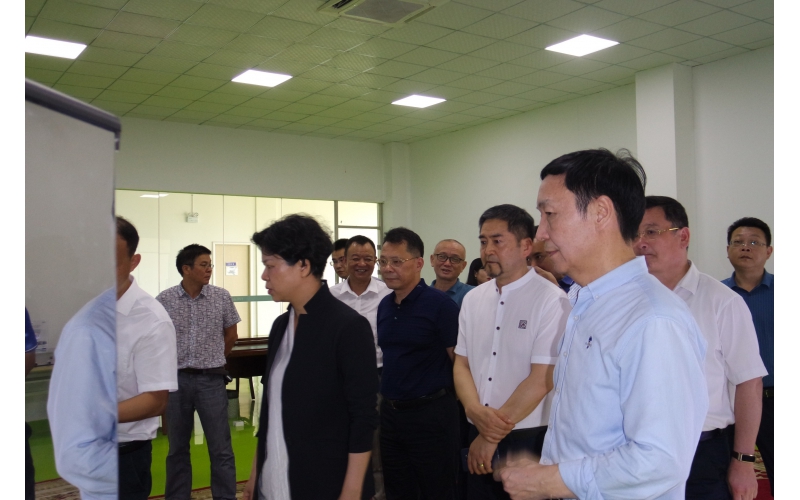 市委副書(shū)記、市長(zhǎng)張迎春走訪智能制造企業(yè)，來(lái)我司調(diào)研，與我司高層領(lǐng)導(dǎo)親切會(huì)面。